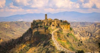 Vista de Civita di Bagnoregio sobre su colina de toba con el puente peatonal de acceso