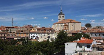 Plaza Mayor porticada de piedra y madera en Colmenar de Oreja