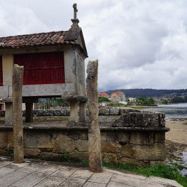 Vista panorámica de Combarro con sus hórreos de piedra alineados junto al mar en la ría de Pontevedra