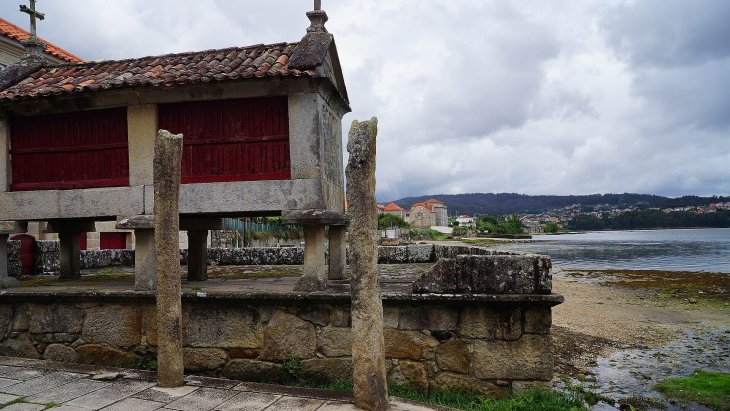 Vista panorámica de Combarro con sus hórreos de piedra alineados junto al mar en la ría de Pontevedra