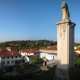 Panorámica de Comillas con El Capricho de Gaudí y los tejados de la villa junto al mar Cantábrico