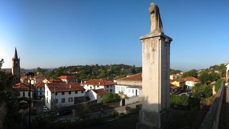 Panorámica de Comillas con El Capricho de Gaudí y los tejados de la villa junto al mar Cantábrico