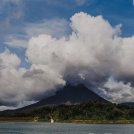 Volcán Arenal rodeado de selva tropical en Costa Rica