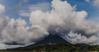 Volcán Arenal rodeado de selva tropical en Costa Rica
