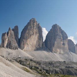 Pareja de senderistas ante las Tre Cime di Lavaredo en los Dolomitas