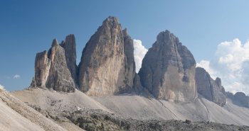 Pareja de senderistas ante las Tre Cime di Lavaredo en los Dolomitas