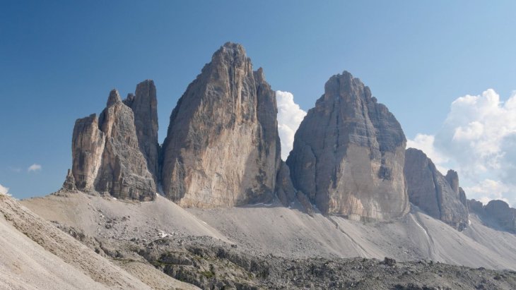 Pareja de senderistas ante las Tre Cime di Lavaredo en los Dolomitas