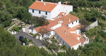 Vista panorámica de las casas blancas de Es Mercadal con el Monte Toro y su santuario al fondo, en el centro de Menorca