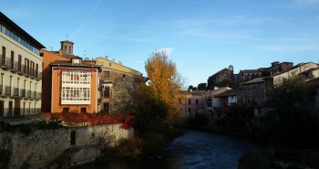 Panorámica de Estella-Lizarra con sus iglesias monumentales sobre el río Ega