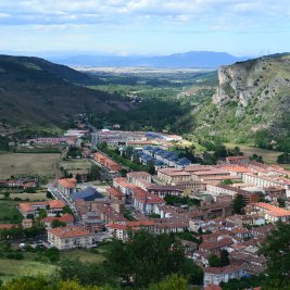 Vista panorámica de Ezcaray con sus tejados y la sierra de la Demanda al fondo