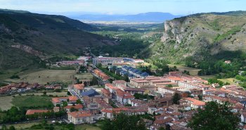 Vista panorámica de Ezcaray con sus tejados y la sierra de la Demanda al fondo