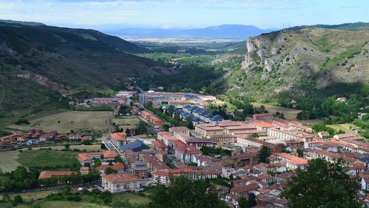 Vista panorámica de Ezcaray con sus tejados y la sierra de la Demanda al fondo
