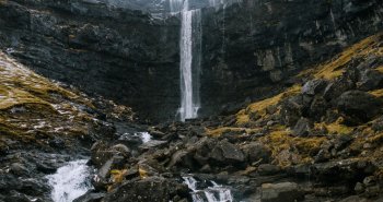 Cascada de Múlafossur cayendo al mar junto a la aldea de Gásadalur, Islas Feroe