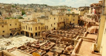 Pozas de tintes de colores en las curtidurías de la medina de Fez