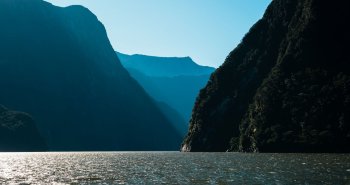 El pico Mitre reflejado en las aguas del fiordo de Milford Sound, Nueva Zelanda
