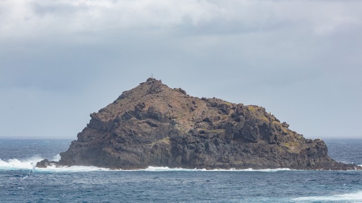 Panorámica de Garachico con las piscinas naturales de El Caletón y el casco histórico junto al mar, en Tenerife