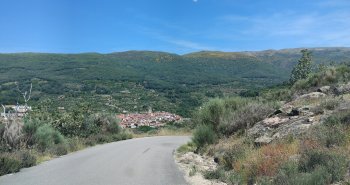 Vista panorámica de Garganta la Olla con sus casas de entramado de madera entre las laderas verdes de La Vera