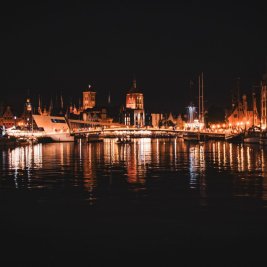 Fachadas de colores y la grúa medieval junto al río Motlawa en Gdansk