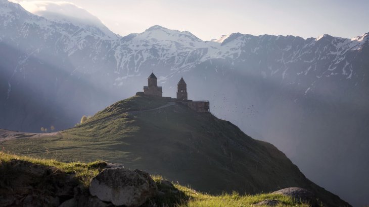 Iglesia de la Trinidad de Gergeti sobre las montañas del Cáucaso en Georgia