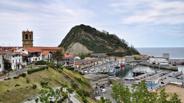 Panorámica de Getaria con el monte San Antón, el puerto pesquero y los tejados del casco medieval