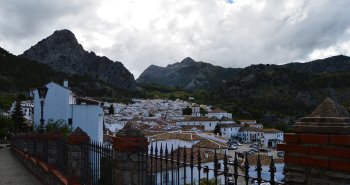 Vista del pueblo blanco de Grazalema rodeado por las montañas calizas de la sierra gaditana