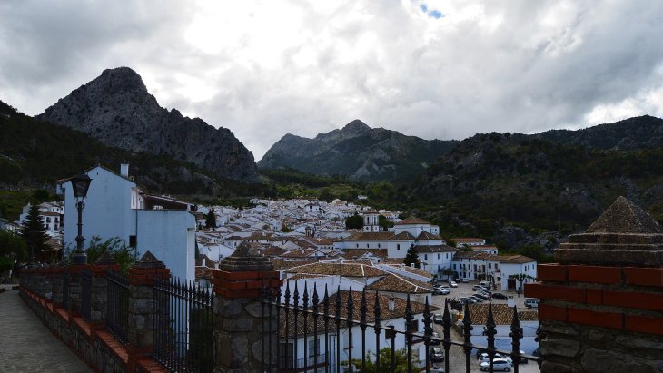 Vista del pueblo blanco de Grazalema rodeado por las montañas calizas de la sierra gaditana