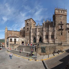 Panorámica del pueblo de Guadalupe con el Real Monasterio destacando sobre el caserío y las sierras de Las Villuercas