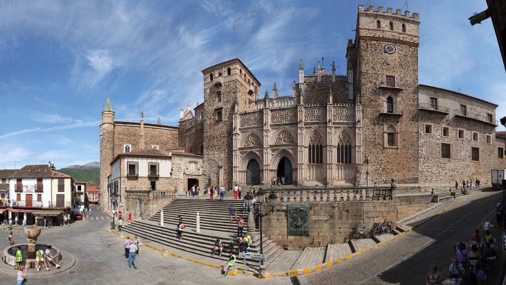 Panorámica del pueblo de Guadalupe con el Real Monasterio destacando sobre el caserío y las sierras de Las Villuercas