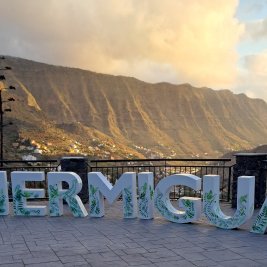Valle de Hermigua en La Gomera, con bancales de plátanos, casas blancas y los roques de San Pedro al fondo