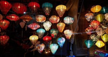 Farolillos de colores iluminando una calle del casco antiguo de Hoi An
