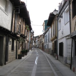 Panorámica del pueblo de Jerte rodeado de cerezos en flor en el valle del Jerte, Cáceres