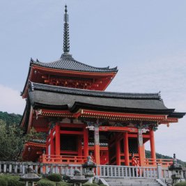 Pagoda y calles tradicionales del barrio de Higashiyama en Kioto
