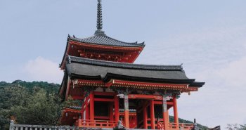 Pagoda y calles tradicionales del barrio de Higashiyama en Kioto