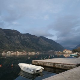 Vista de la bahía de Kotor con montañas y pueblos junto al mar en Montenegro