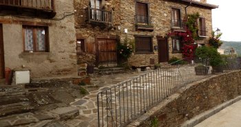 Casas de arquitectura tradicional serrana en la aldea de La Hiruela