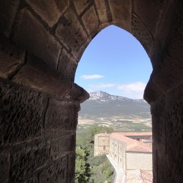 Panorámica de Laguardia en lo alto de su colina, rodeada de viñedos de la Rioja Alavesa con la sierra de Cantabria al fondo