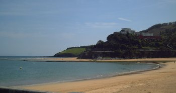 Vista panorámica de Lekeitio con su puerto pesquero, la basílica gótica y la isla de San Nicolás al fondo
