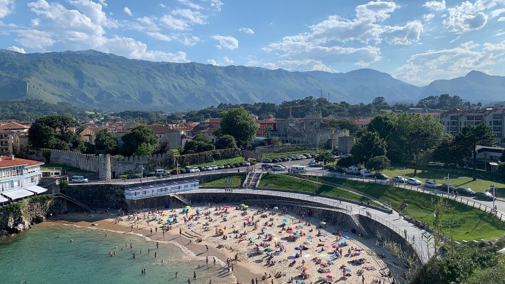Panorámica de la villa de Llanes con su puerto, los Cubos de la Memoria y la sierra del Cuera al fondo