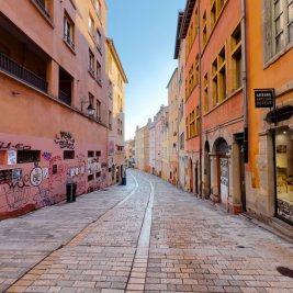 Fachadas de colores del Vieux Lyon junto al río Saona con la colina de Fourvière al fondo