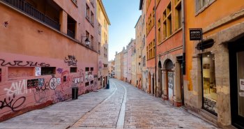 Fachadas de colores del Vieux Lyon junto al río Saona con la colina de Fourvière al fondo