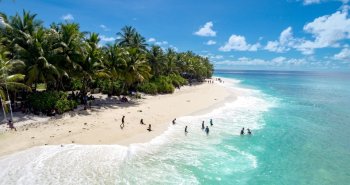 Playa de arena blanca y aguas turquesas en una isla local de Maldivas