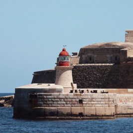 Vista del puerto y las fortificaciones de La Valeta, en Malta