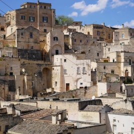Panorámica de los Sassi de Matera al atardecer, con sus casas cueva de piedra
