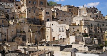 Panorámica de los Sassi de Matera al atardecer, con sus casas cueva de piedra