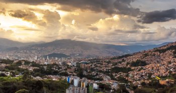 Panorámica de Medellín con el valle de Aburrá y las montañas al fondo