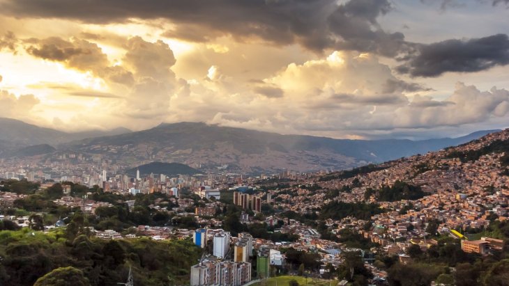 Panorámica de Medellín con el valle de Aburrá y las montañas al fondo