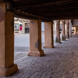 El arco romano de triple arcada de Medinaceli recortado sobre el valle del Jalón