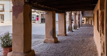 El arco romano de triple arcada de Medinaceli recortado sobre el valle del Jalón