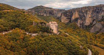 Monasterios de Meteora encaramados sobre las gigantescas agujas de roca de Tesalia