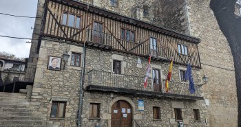 Fachadas de piedra y madera de Mogarraz decoradas con retratos pintados de sus vecinos